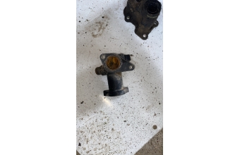 058121133B Audi A4 & A6 (1996 - 2005 arası 1.8 ve 1.8T motor soğutma suyu flanşı (müşür yuvası) orijinal çıkma