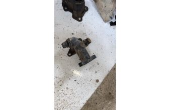 058121133B Volkswagen Passat B5 / B5.5 (1996 - 2005 arası 1.8 ve 1.8T motor soğutma suyu flanşı (müşür yuvası) orijinal çıkma