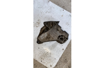 06F199207G Audi: A3 1.6 BSE, sağ motor bağlantı braketidir (motor kulağı demiri)