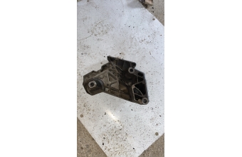 06F199207G Volkswagen: Golf 5, Golf 6, Jetta, Passat, Caddy, Touran sağ motor bağlantı braketidir (motor kulağı demiri).