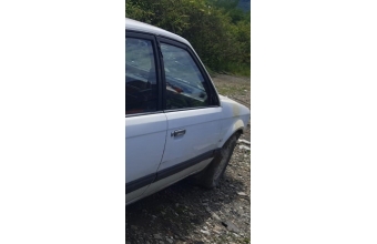 1988 model mazda 323 1.6 çıkma sağ ön dolu kapı