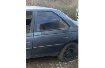 1994 model peugeot 405 gr 1.6 çıkma sol arka dolu kapı