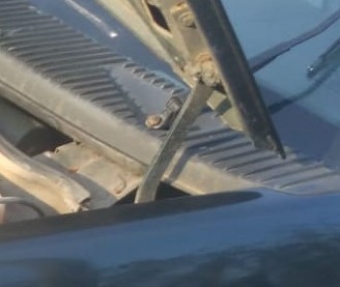 1996 model daewoo racer 1.5 çıkma kaput menteşesi