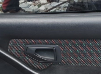 1997 model peugeot 306 1.8 8 valf çıkma sağ ön kapı kolçağı.