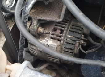 1997 model peugeot 306 1.8 8 valf çıkma şarj dinamosu.