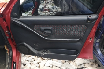 1997 model peugeot 306 1.8 8 valf sökme sağ ön kapı döşemesi.