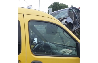 1998 - 2000 model renault kangoo 1.9 çıkma sağ ön kapı camı.