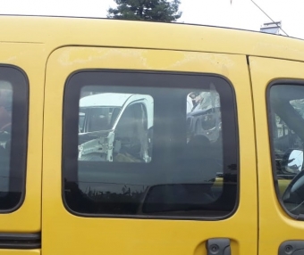 1998 - 2000 model renault kangoo 1.9 çıkma sağ sürgülü kapı camı.