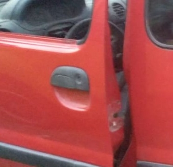 1998 2006 model renault kangoo 1.9 çıkma sol ön kapı kolu