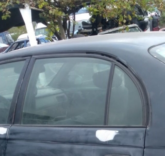1998 model toyota carina 2.0 çıkma sol arka kapı camı.