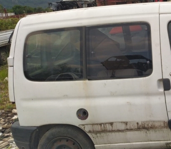 1999 model peugeot partner 1.4 benzinli çıkma sağ arka çamurluk camı
