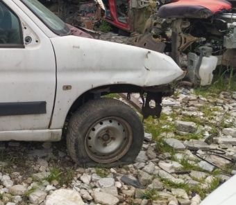 1999 model peugeot partner 1.4 benzinli çıkma sağ ön çamurluk hafif hasarlı