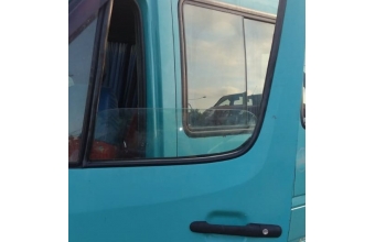 2000 model mercedes benz sprinter 312d 2.9 çıkma sol ön kapı camı.