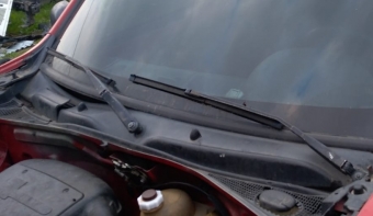 2001 model renault kangoo 1.9 dizel çıkma ön cam silecek kolu.