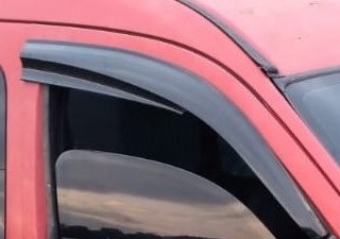 2001 model renault kangoo 1.9 dizel çıkma sağ ön cam plastiği.
