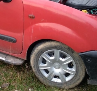 2001 model renault kangoo 1.9 dizel çıkma sağ ön jant lastik.