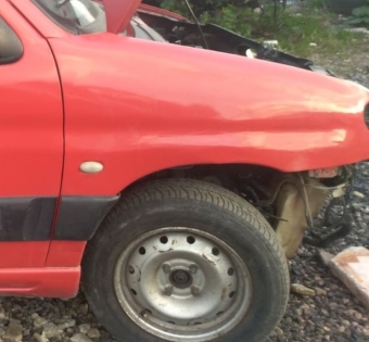 2002 model citroen berlingo 1.9 çıkma sağ ön çamurluk.