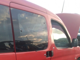 2002 model citroen berlingo 1.9 çıkma sağ takım kapı camı.