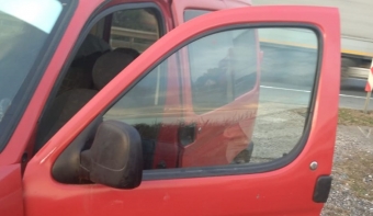 2002 model citroen berlingo 1.9 çıkma sol ön kapı camı.
