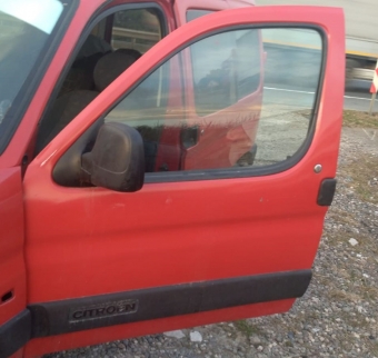 2002 model citroen berlingo 1.9 çıkma sol ön kapı.