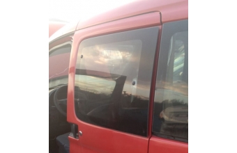 2002 model citroen berlingo 1.9 çıkma sol sürgülü kapı camı.