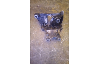 2003-2010 volkswagen transporter t5 çıkma motor alt kulağı.