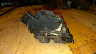 2006 model ford focus c max çıkma sağ ön kapı kilidi.