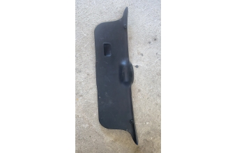 6N0867605C 1995-2000Volkswagen Polo Hatchback (6N) araçlara ait orijinal bagaj iç kapak kaplaması (trim paneli)