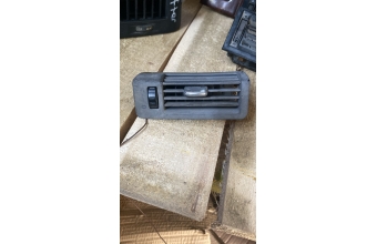 7L6819209B Volkswagen touraeg sol taraf B sütunu havalandırma ızgarası