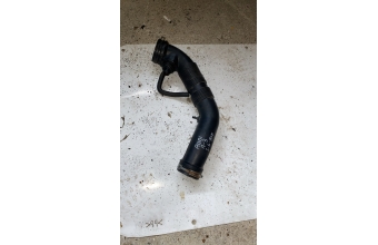 Audi A3 (8P) 1.6 litrelik BSE motor koduna ait motor hava filtre hortumudur (akış borusu).