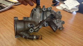 citroen saxo 1.4 8v çıkma termostat yuvası