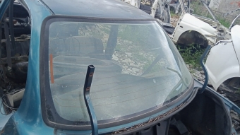 Daihatsu charade sedan arka cam