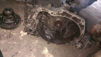 Ford escort arkadan marşlı şanzıman ön kapak