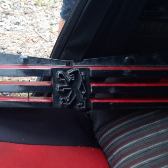 peugeot 205 1.4 benzinli çıkma ön panjur arma