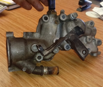 peugeot 206 1.4 8v çıkma termostat yuvası