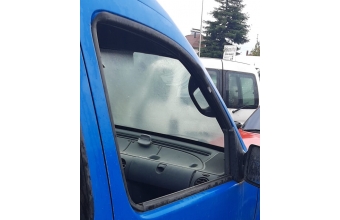 renault kangoo çıkma sağ ön kapı cam plastiği