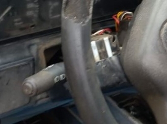 renault r19 1.6 karburatörlü çıkma sinyal silecek kolu.