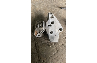 Renault trafic sağ üst motor takozu / motor kulağı braketi