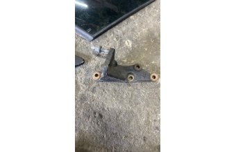 Toyota Auris motor takozu