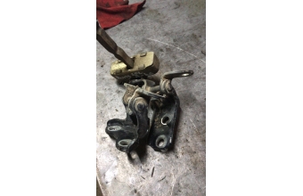Toyota Aurıs sol arka kapı menteşesi