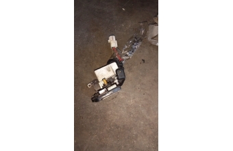 Toyota Carina sağ arka kapı kilidi