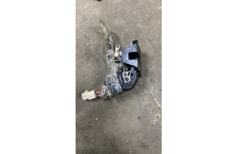 Toyota carina sağ arka kapı kilidi