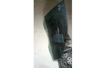 Volkswagen Jetta sağ ön kapı camı